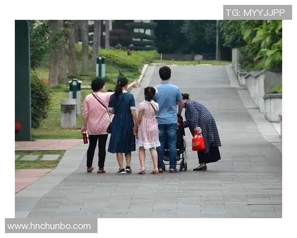 温馨笑容定格绿茵巨星家庭合影展现足球背后的亲情力量