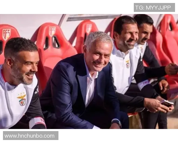 足球球星捶胸庆祝瞬间引热议 从情感宣泄到场上力量的象征