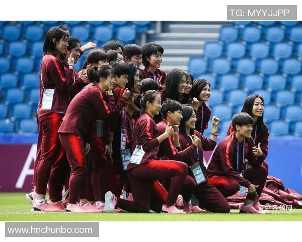 中国网红与足球明星亲密合影引发热议网友纷纷点赞分享不容错过的精彩瞬间 中国网红与足球明星亲密合影引发热议网友纷纷点赞分享不容错过的精彩瞬间